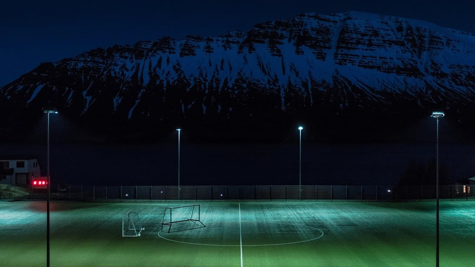 Turf soccer pitch illuminated floodlights. Fotografia de archivo.